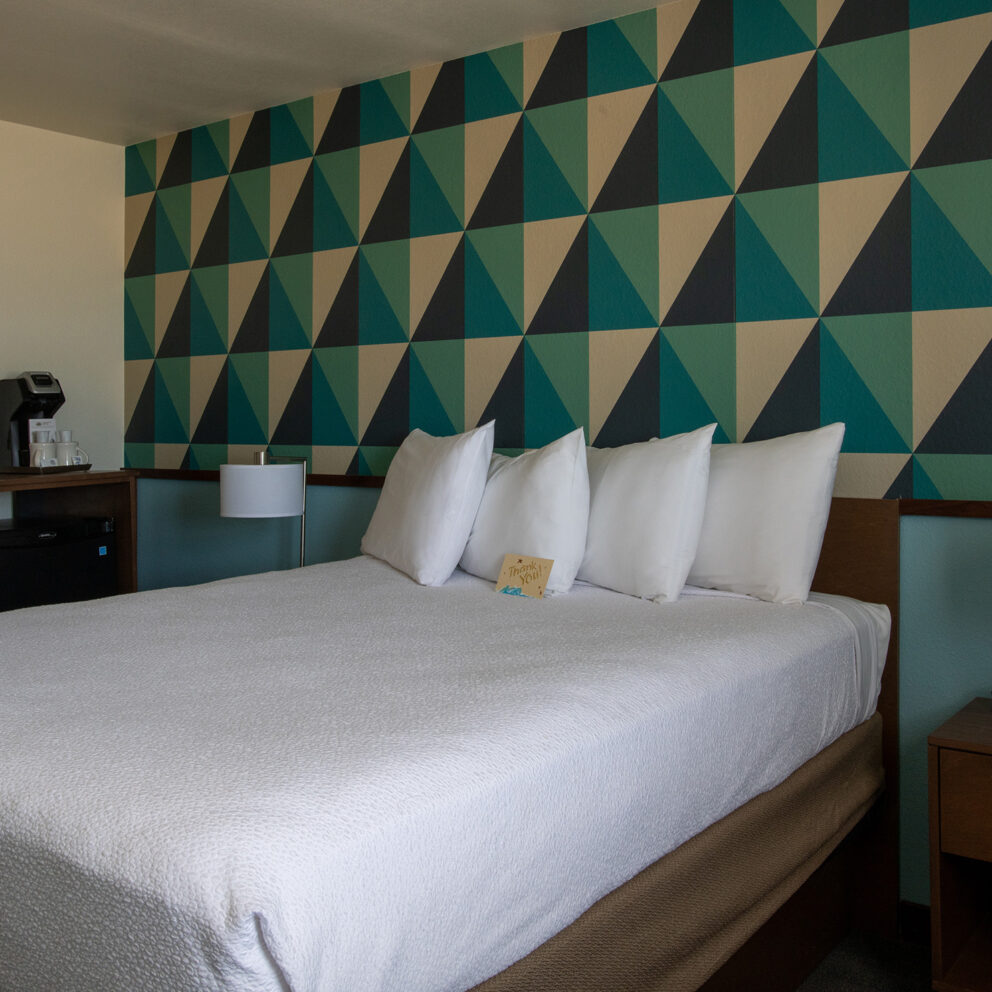 Queen Guestroom bed and amenities